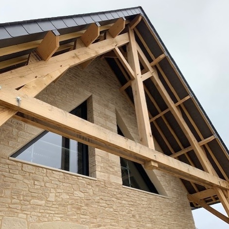 Détail architectural d'une maison contemporaine à Caen, mettant en avant des matériaux de qualité et une construction soignée.
