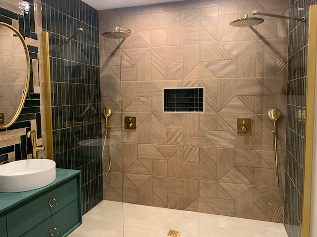 Salle de bain moderne avec douche à l'italienne, carreaux géométriques et meubles élégants en harmonie.
